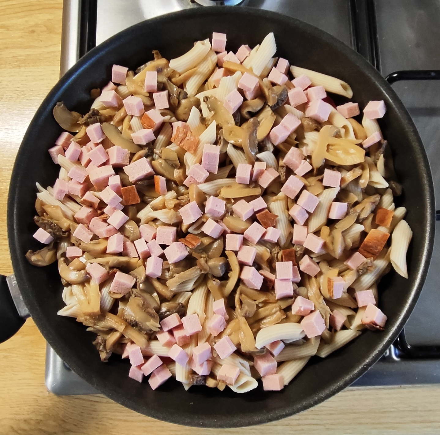 Pilze und Leberkäse verteilen