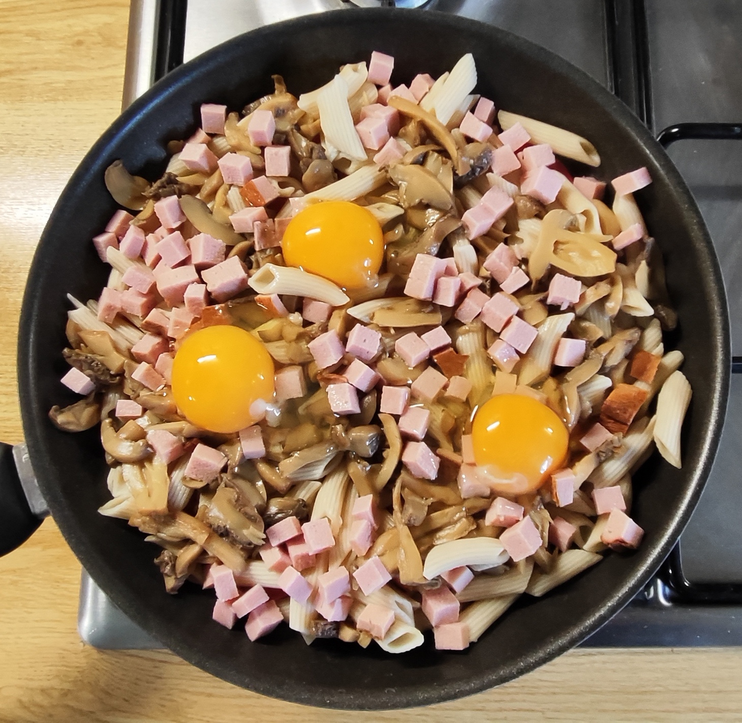Eier in Mulden geben