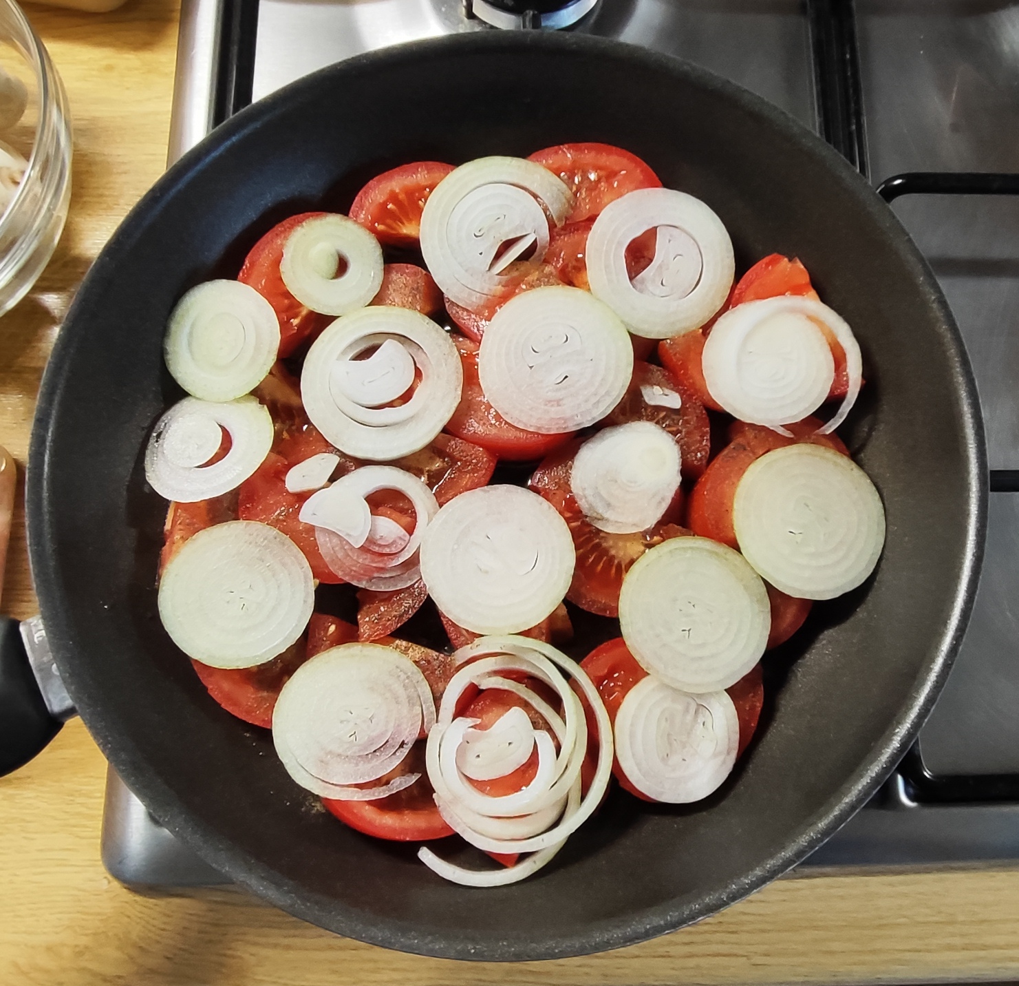 Tomaten & Zwiebel in der Pfanne